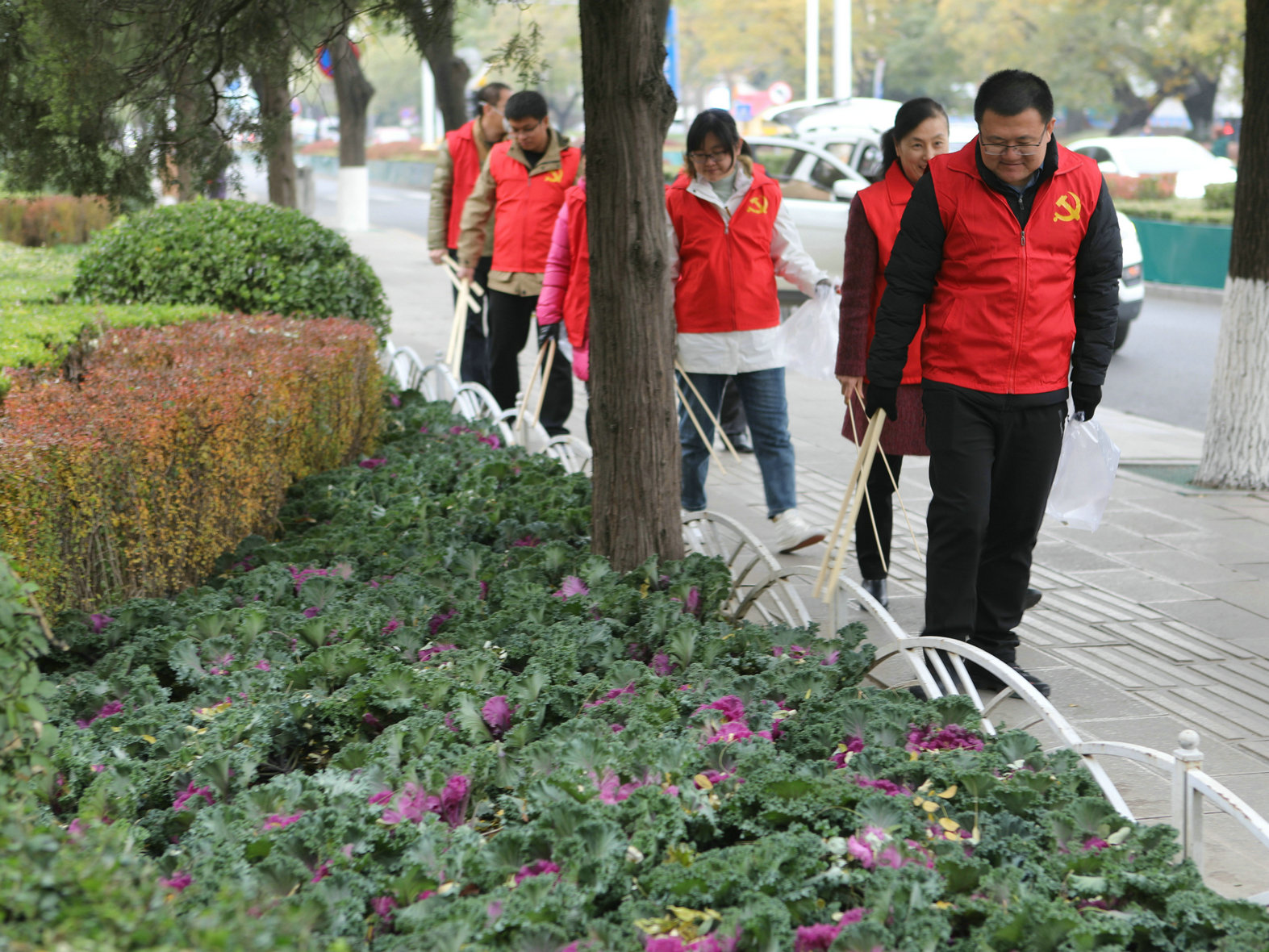 “不忘初心、牢記使命”區人大常委會機關黨員開展紅馬甲志愿服務活動