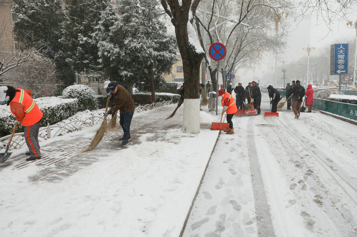 機關干部及時清掃責任區積雪