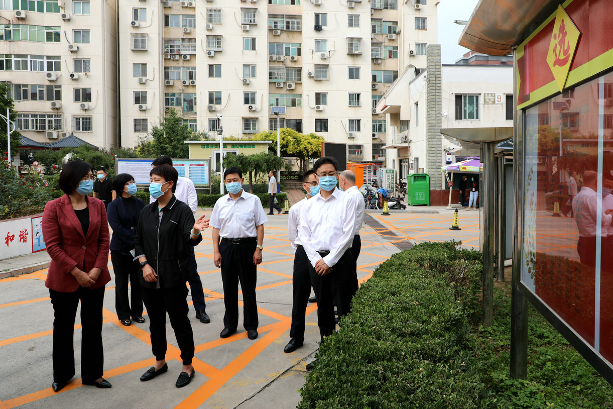 區領導到選區視察人大代表換屆選舉選民榜