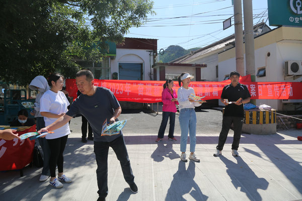 1懷柔區(qū)九渡河鎮(zhèn)組織區(qū)鎮(zhèn)兩級人大代表參加“國際檔案日”宣傳活動.JPG