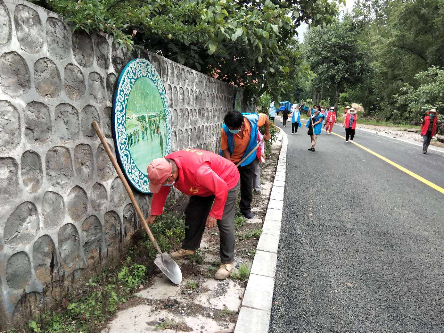 琉璃廟鎮(zhèn)兩級(jí)人大代表積極參與“撿拾小煙頭 傳播大文明”活動(dòng)